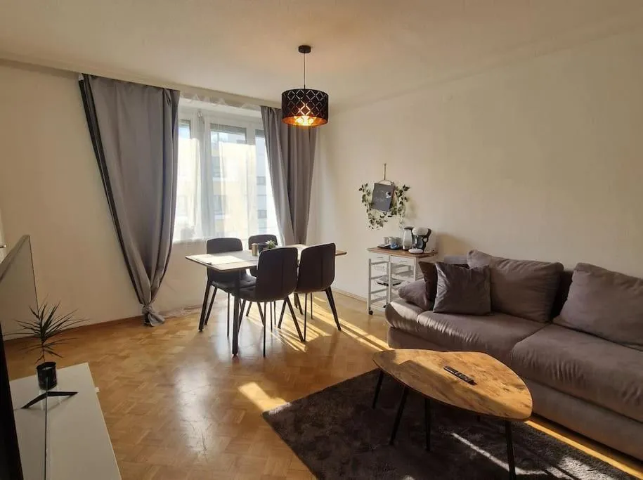 Image of Schöne 2,5 Zimmer Wohnung mit Balkon & Parkplatz